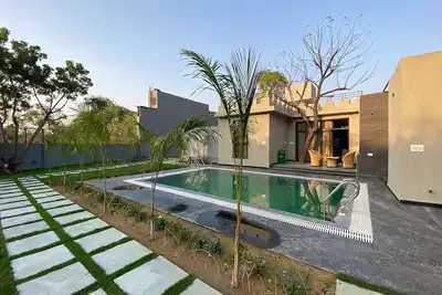 Image de 1983 garden with pool villa