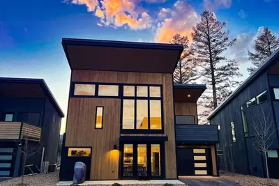 Summit View Retreat, New Quarry Property, 3 Bed / 4 Bath, Sleeps 10, Pool / Hot Tub / Sauna / Gym