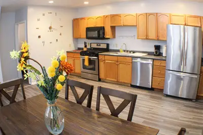 Image de Carey Way Quarters – Modern 2br Near Carson Street