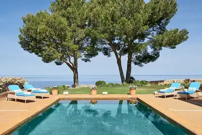 Image de \"villa in Mallorca. Infinite Blue Over the Mountains of the Serra de Tramuntana\"