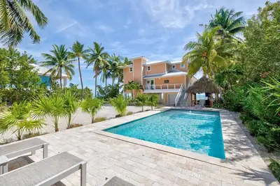 Image de Experience luxury at Southern Comfort, a 3-bedroom oceanfront retreat in scenic Islamorada.