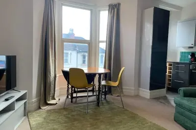 Image de Central 2 bed flat. Free parking (Off-street)