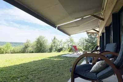 Image de Maison contemporaine en bois avec piscine