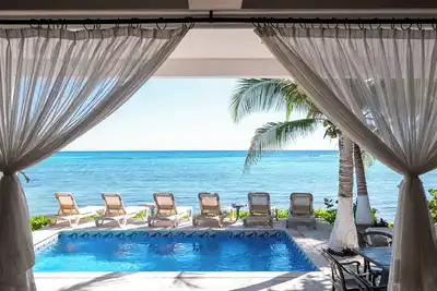 Image de Upscale beautiful beachfront villa with pool, Ac and WiFi!