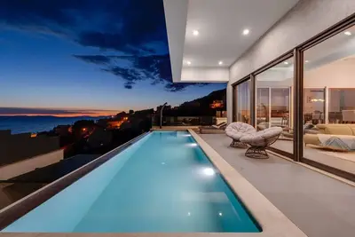Image de 4 bedrooms, 3, 5 bathrooms, 33sqm heated swimming pool, media room, sauna, 2km from beach