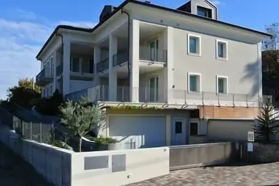 Image de Elégante Villa, vue sur les collines, 6 appart. , piscine, terrasses panoramiques