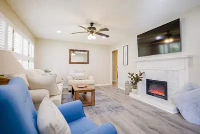 Image de Modern Decor•Centrally located•Huge fenced in yard•Pets welcome•Fireplace•Grill