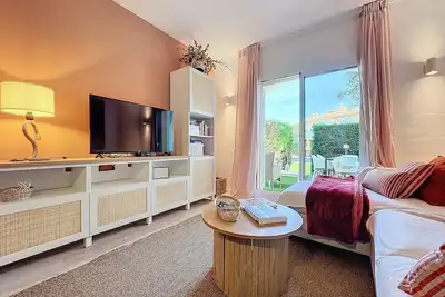 Image de La Bella Lola. Maison rénovée face à la piscine. Idéal pour vacances en famille.