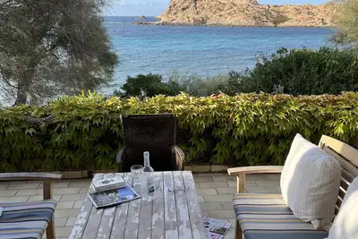 Image de Corse, L'Ile Rousse, villa les pieds dans l'eau