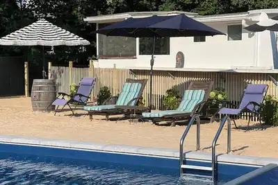 Image de Charming Farmhouse with Pool and Large Yard \nCentrally Located and Walkable