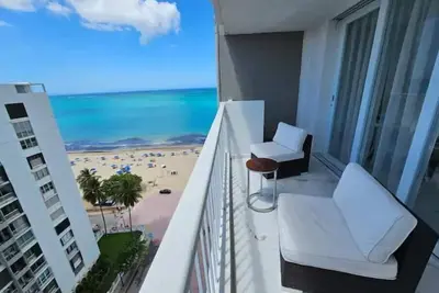 Image de Beachfront 2 bedroom apt in Isla Verde. 2-5 minute walk to restaurants & shops!