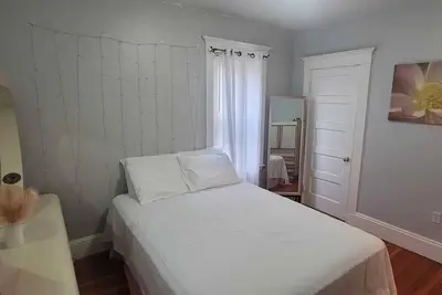 Image de Charming 4 Bedroom 2 bth Condo: Your Perfect Blend of History and Modern Comfort