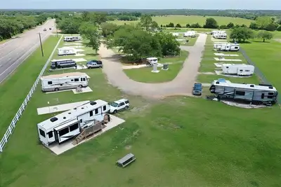 Image de Secure & Paved Rv Parking Spot with Full Amenities - Affordable