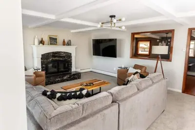 Image de GameRooms, HotTub, Sand Beach at Lakeshore Retreat