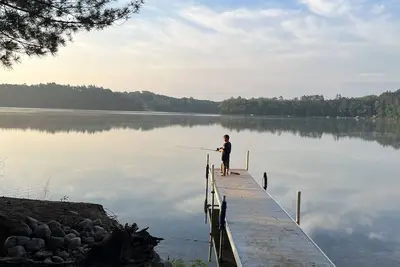 Image de 4 Seasons, Charming Lakefront Cottage on Ess Lake sleeps 10