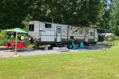 Image de Centrally located Cozy Rv- Pet Friendly Bunkhouse