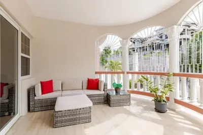 Image de Forget your worries in this spacious and serene space.