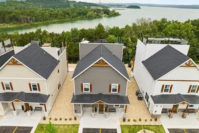 Image de 2 Homes Lake Front Arcade Hot Tub Luxury Stay