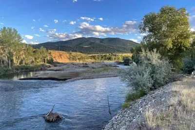Image de New River Island Retreat, unique industrial style modern on the Yellowstone