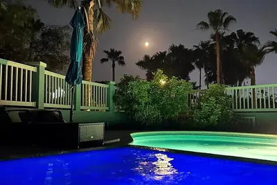 Image de Romantic Villa w\/Sunset, SpaceX & Fireworks Views, Plus Private Pool & Hot Tub!