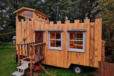 Image de Tiny house-Haveringland Castle-Salle de bain partagée-Romantique-Vue sur le bois