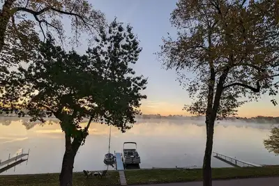 Image de Cozy cottage on peaceful lake