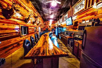 Image de Comfortable lodging with full bar. Kids stay free!