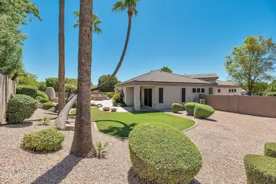 Image de Luxury Tropical Gem in Upscale Arrowhead Lake community. 3 Kings 2 Master Suites