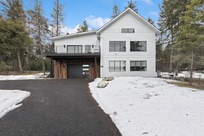 Image de Lake Views, Modern & Luxurious, Walk to Town