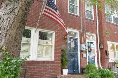 Image de Historic townhouse with modern comfort—Urban oasis with hot tub!
