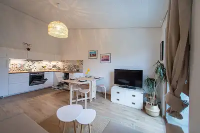 Image de Appartement cosy à 5 minutes à pieds de la ville médiévale et 10 minutes du lac!