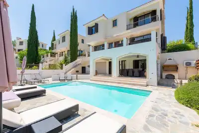 Villa Chelona a villa that sleeps 6 guests  in 3 bedrooms in Latchi