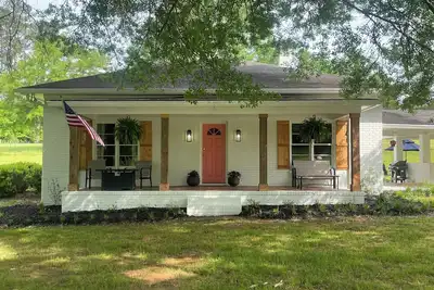 Image de Cozy brick farmhouse within walking distance to Serenbe. Pet-Friendly!