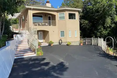 Image de Rent the Bedroom Suite #4 for one person sharing the Villa with three housemates