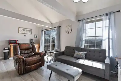 Image de So Cozy! Beautiful family-sized 2b/2b. Pet-friendly. 5 mins to Table Rock Lake.