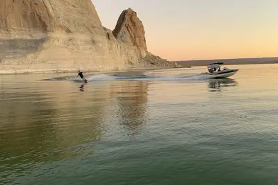 Image de Explore the natural wonders of 7 National Parks. Hike, boat, fish, ride, relax.