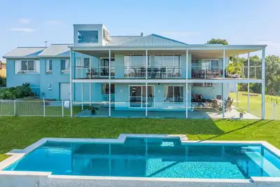 Image de Gwandalan Grounds - Stunning oceanfront property with a pool