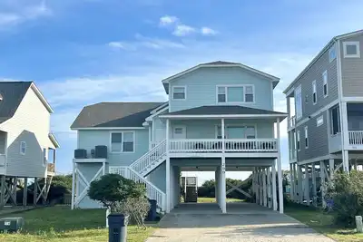 Image de Newly remodeled oceanfront, 4 bedroom, 4 bathroom, Dog friendly home w/ Elevator