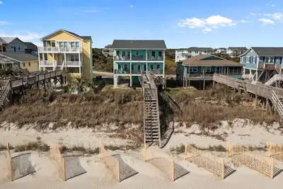 Image de \"Narwhal Nest\" Newly remodeled, 5 bed/3 bath, oceanfront home!