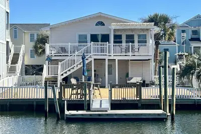 Image de 4 Br, 2 1/2 Bath. Stunning canal home, 2 living rooms, Game table, Fenced in yard & Dog Friendly