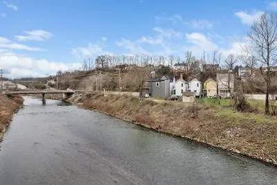 Image de Dog Friendly Creek-Side Getaway