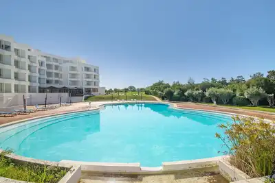 Appartement 'Prainha Paradise - Algarve' avec piscine partagée, Wi-Fi et climatisation