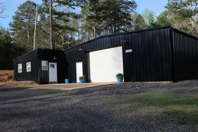 Image de Angler's Dream with huge garage space - Freshly Remodeled - 10 Min to Lake