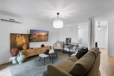 Image de Leafy central stylish apartment in great location.