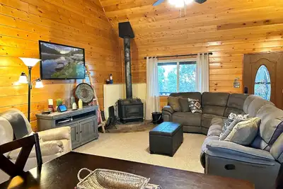 Image de Buck Wild | Rustic cabin w/loft + bunkhouse