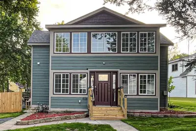 Image de A cozy home nestled in the heart of the river bluffs.