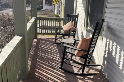 Image de Cute, Cozy, and Convenient, with a fenced back yard and front porch!