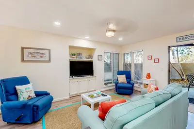 Image de Renovated dog-friendly condo near beach with pool, tennis, golf, patio, shuttle
