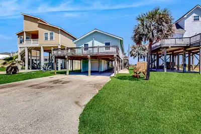 Image de Ocean-view home steps from beach with deck, patio, outdoor shower, hammock, bike