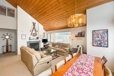 Image de Spacious mountain retreat with pool, hot tub, games, & great views - near skiing